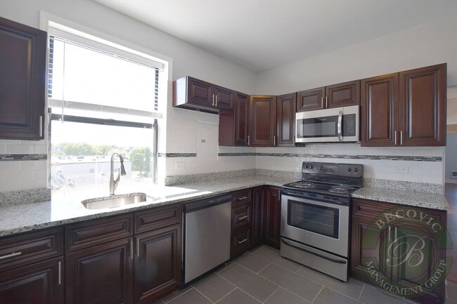 Building Photo - 3641 W Dickens Ave