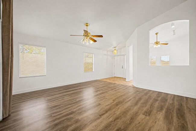 Foto del edificio - 6906 W Phelps Rd