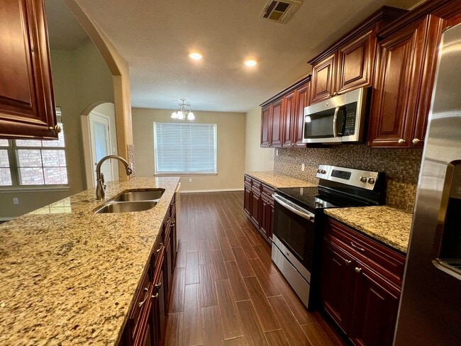 Building Photo - Spacious 4 Bedroom House Available for Ren...