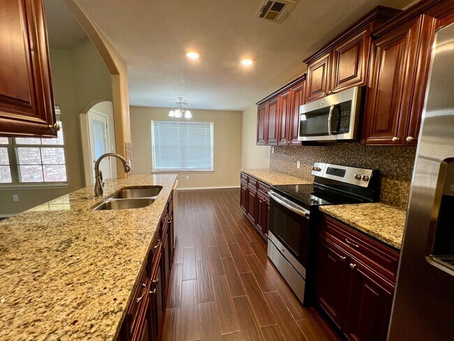 Foto del edificio - Spacious 4 Bedroom House Available for Ren...