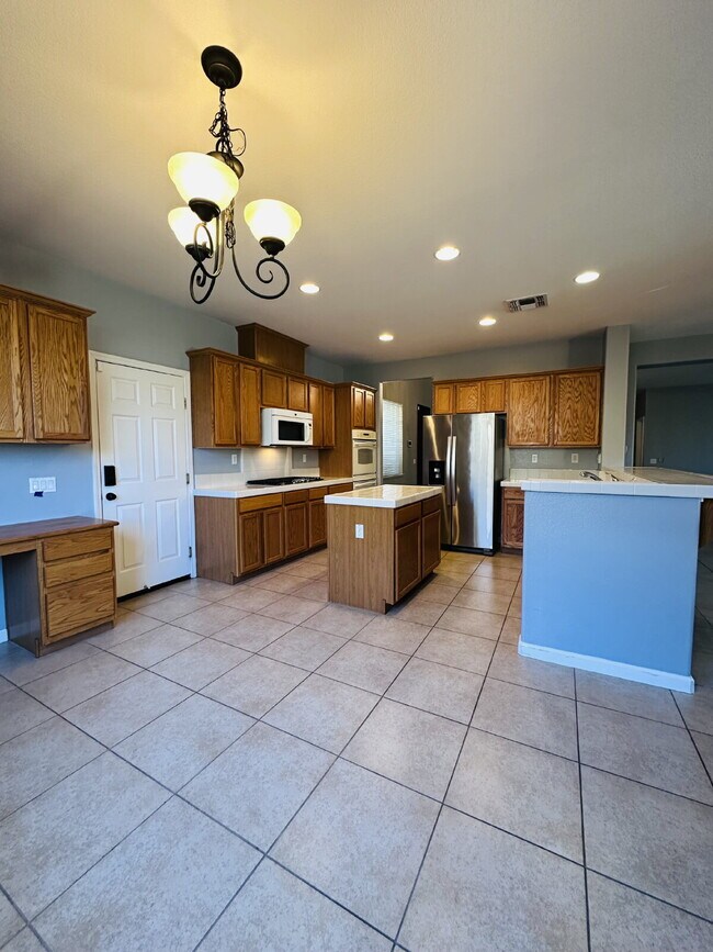 Foto del edificio - "Spacious 5-Bed home with 4 Baths Home for Rent!