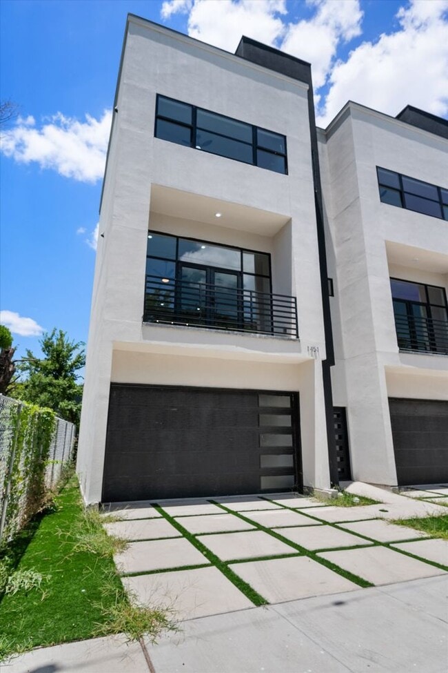 Building Photo - Spacious Townhouse in Dallas