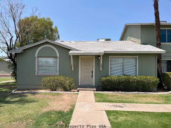 Foto del edificio - "Charming 2-Bed, 2-Bath Oasis in Phoenix – Cozy Comfort Awaits!"