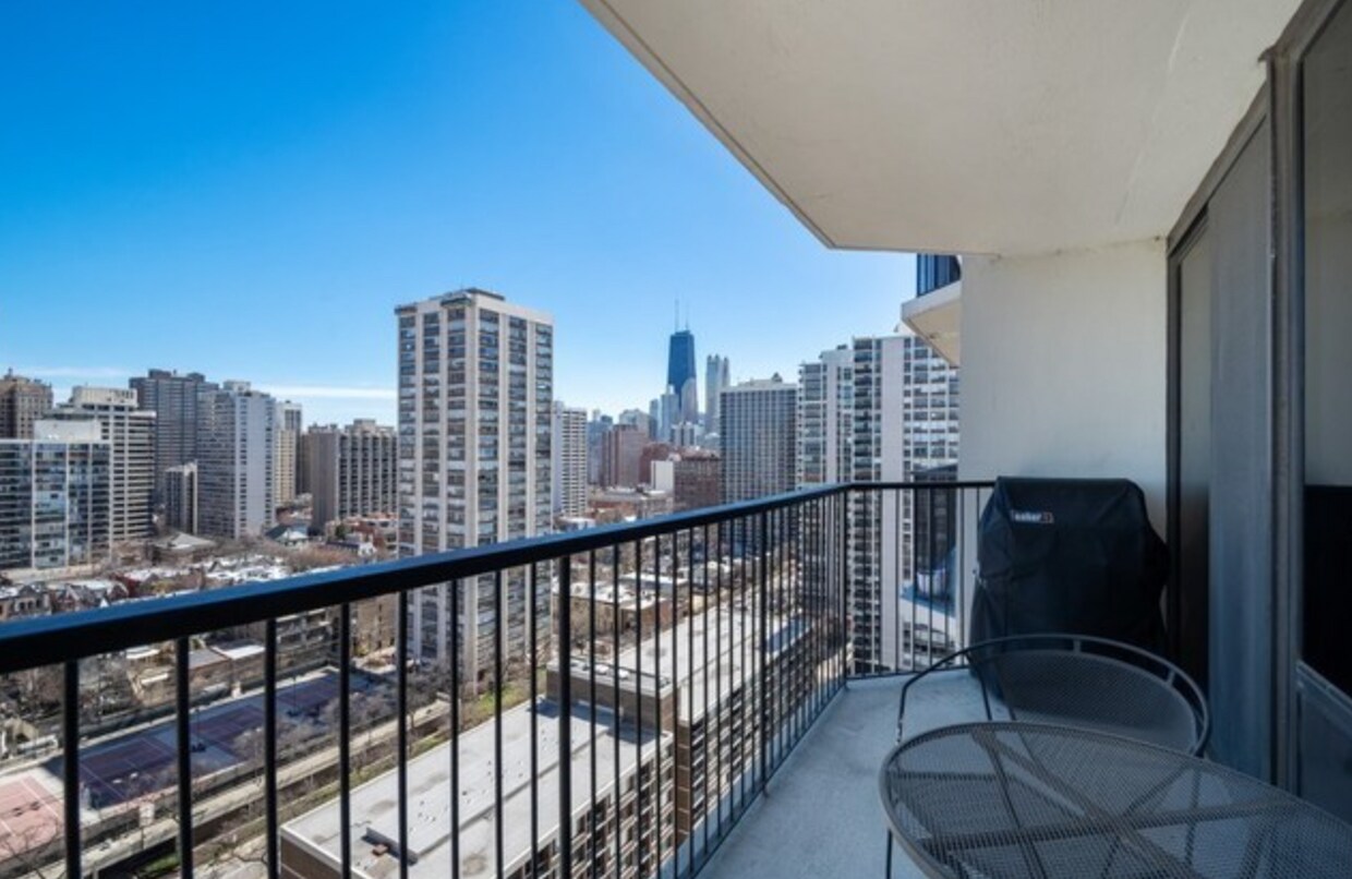 Foto principal - 1560 N Sandburg Ter