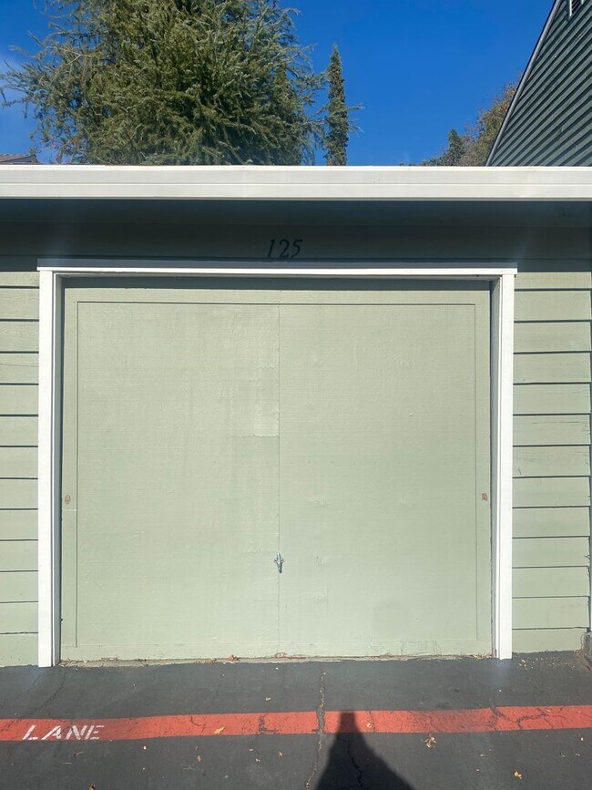 Building Photo - New Flooring in this 2 bedroom 1 bathroom ...