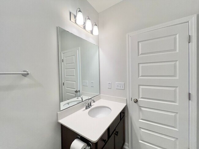 Foto del edificio - Stunning 4BD, 3.5BA Knightdale Townhome with a 2-Car Garage in an HOA Community