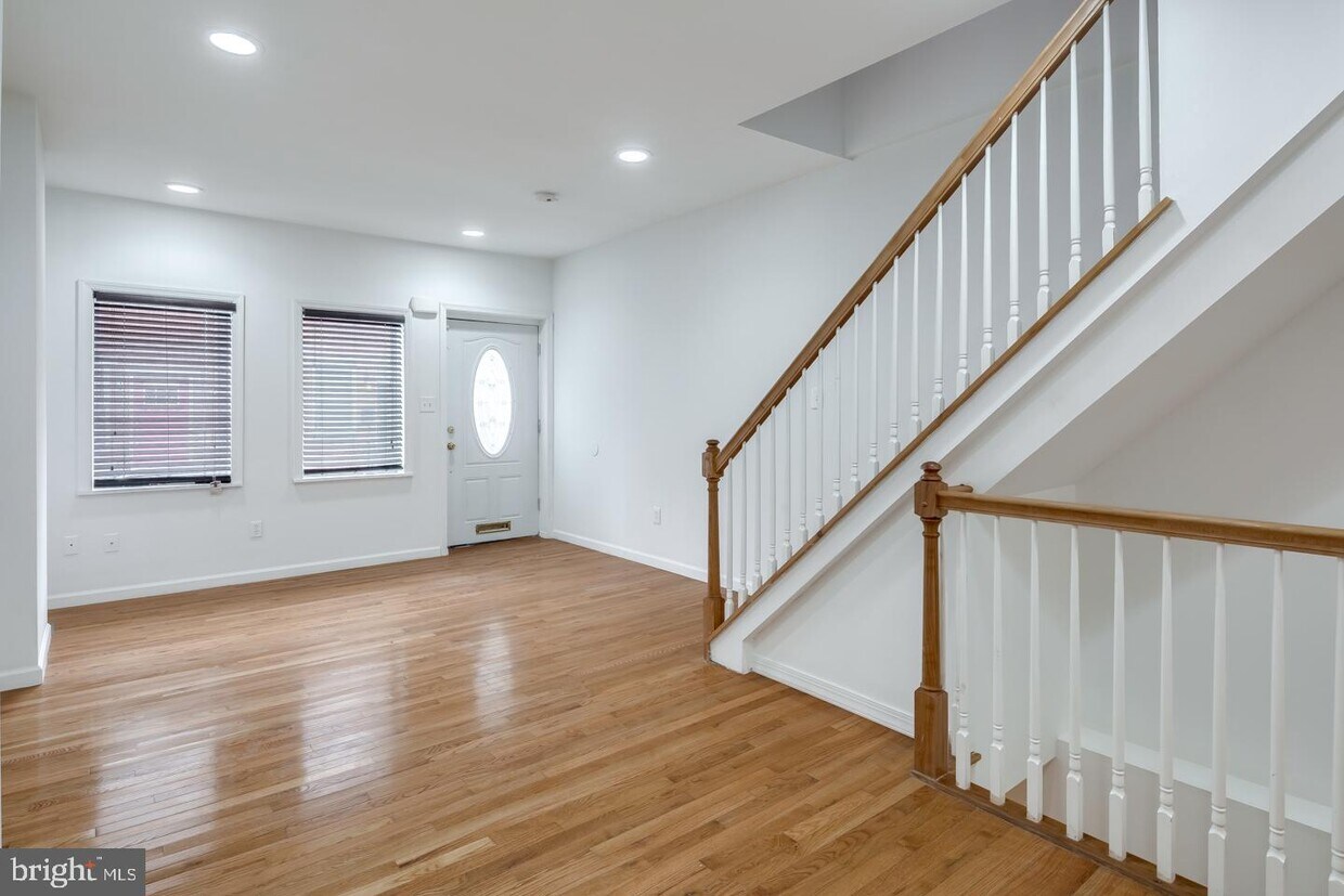 Primary Photo - 1739 Annin St