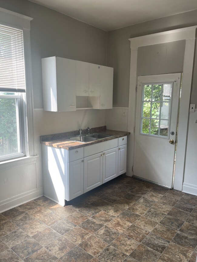 Kitchen - 4149 Chambers St