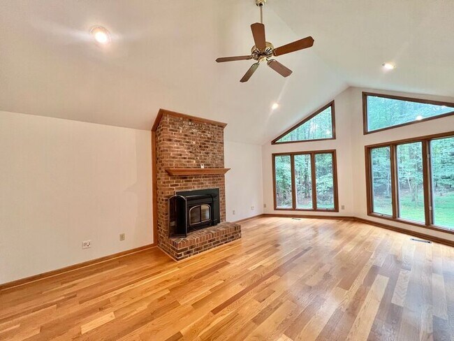 Foto del edificio - 4821 Regalwood Dr