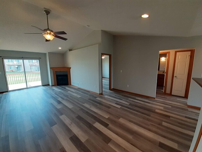 Building Photo - 1877 Goose Lake Cir