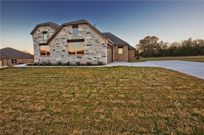 Building Photo - 337 Chisholm Trail