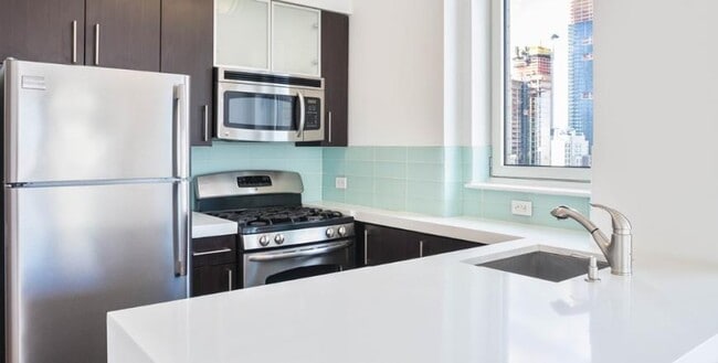 Building Photo - 3 bedroom in New York NY 10018