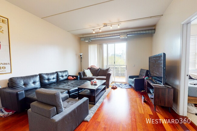 Building Photo - 873 N Larrabee St