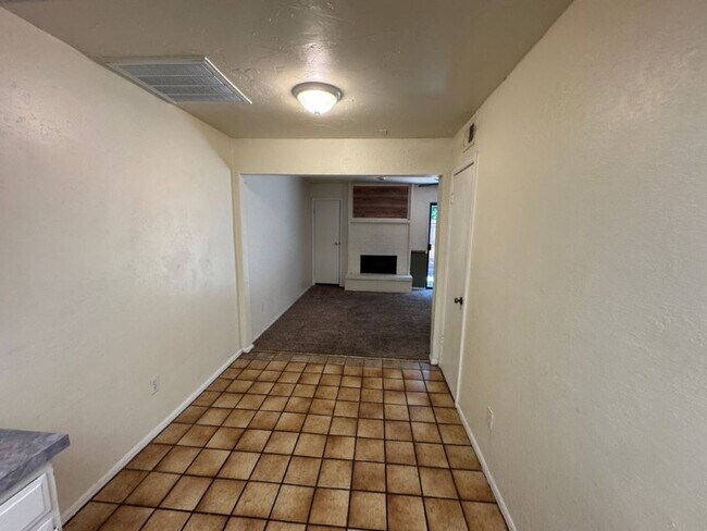 Foto del edificio - 2 bed 1 1/2 bath condo off NW 23rd! Putnam...