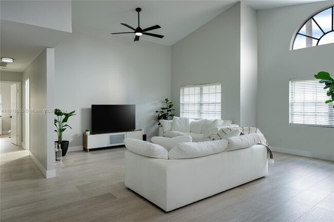 Building Photo - 3085 Perriwinkle Cir