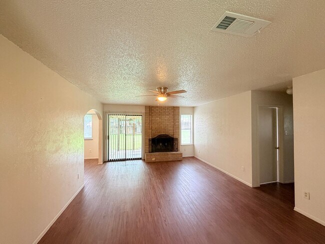 Building Photo - 10904 Meadgreen Ct