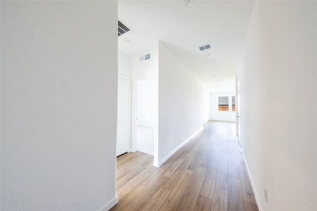 Building Photo - 138 Jenkinson Dr