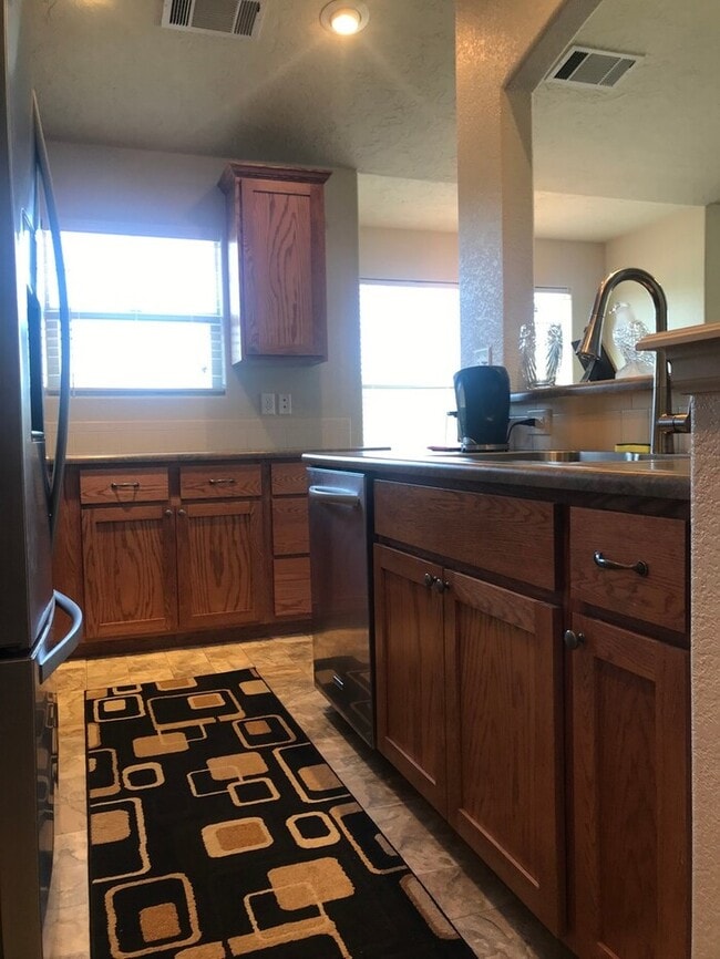 Building Photo - Spacious 2nd Floor 2 Bed, 1 Bath Condo in ...