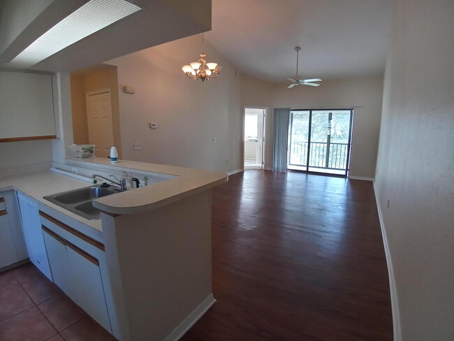 Building Photo - 1237 Country Club Dr