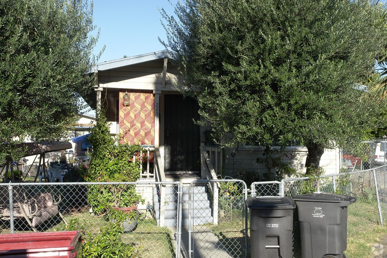 Building Photo - 24381 Thomas Ave