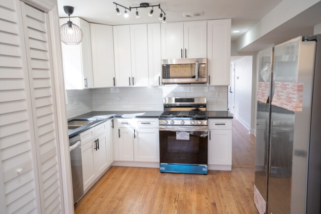 Building Photo - 5735 W Addison St