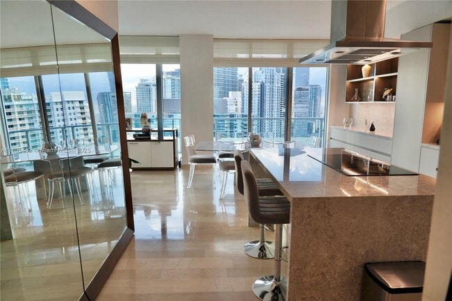 Foto del edificio - 1300 Brickell Bay Dr
