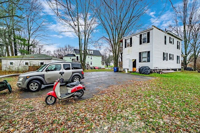 Foto del edificio - Charming 1–2 Bedroom Apartment – Heated Floors & In-Unit Laundry | Westbrook