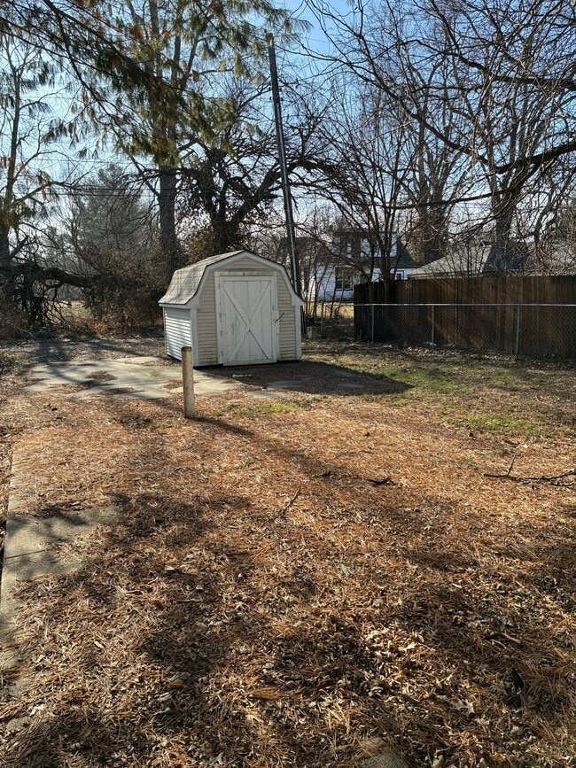 Cobertizo/Plataforma de hormigón - 1631 Tippecanoe St