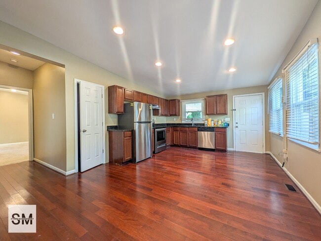 Building Photo - 127 N Huron Dr