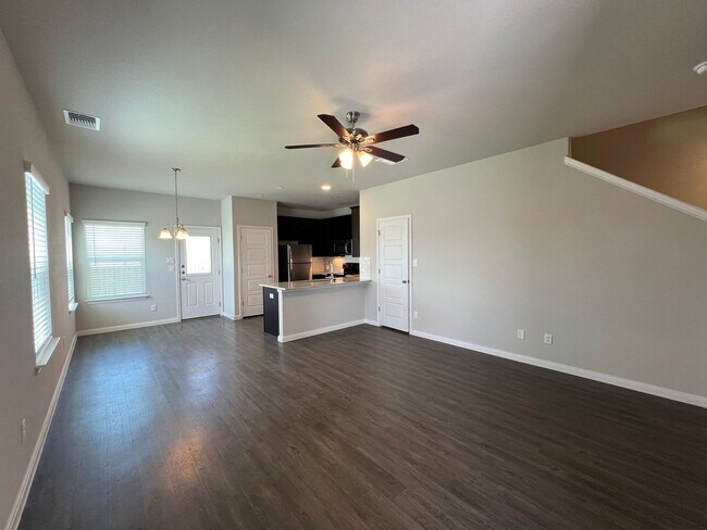 Building Photo - Luxury 3/2 Duplex in Seguin, Texas