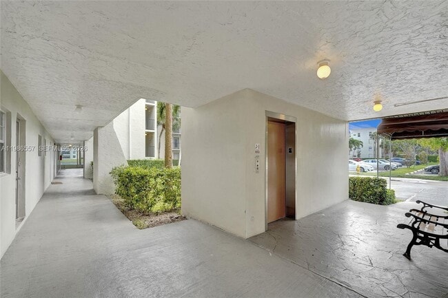 Foto del edificio - 9440 Poinciana Pl