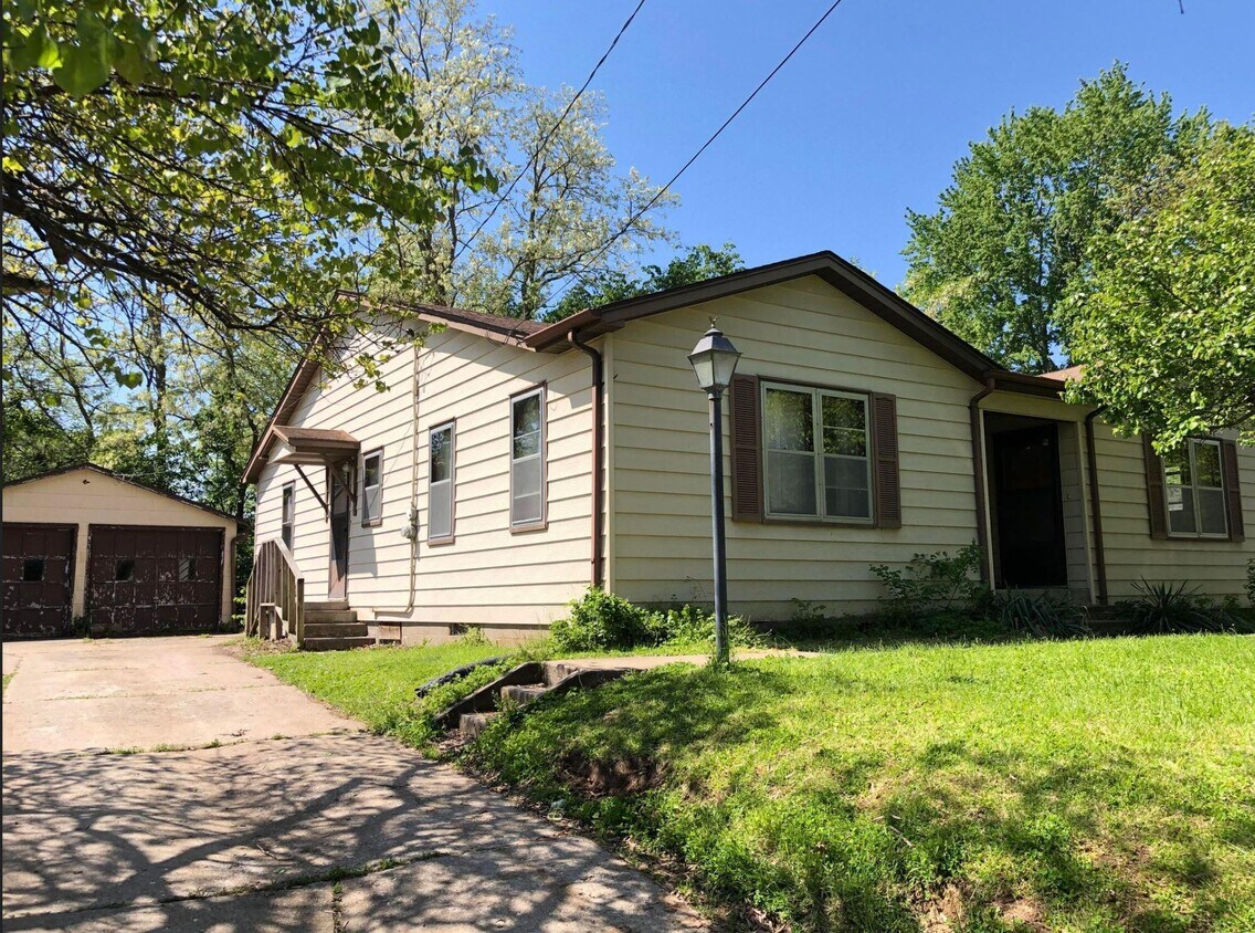310 Pine St, Boonville, MO 65233 House Rental in Boonville, MO