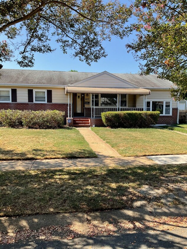 Foto principal - Large ranch home, 1-car garage