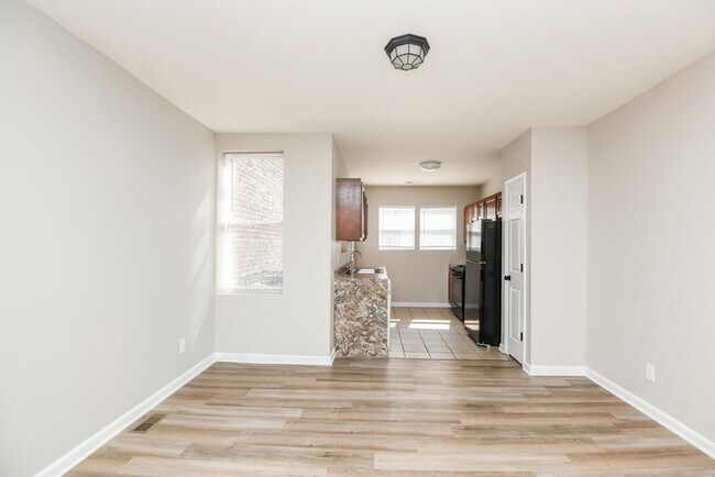 Building Photo - Freshly painted 4BR 2BA townhome