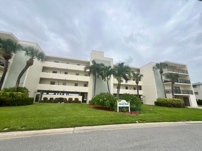 Building Photo - Treasure Island annual rental 2/2 waterfront