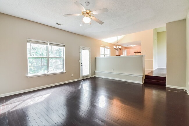 Foto del edificio - 3651 Lower Creek Dr