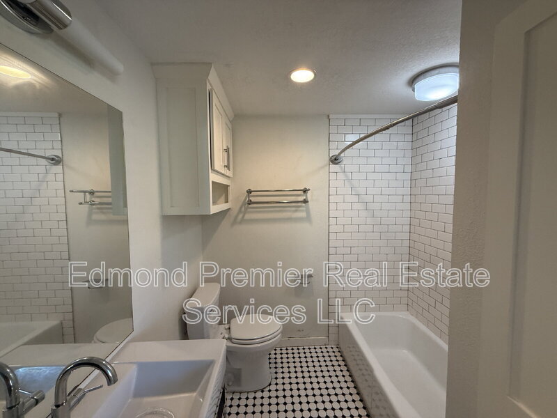 Building Photo - 205 E Hurd St