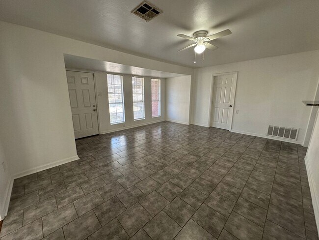 Building Photo - 3 Bedroom 1 Bathroom