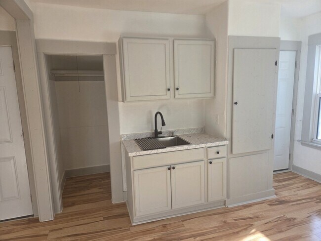 Building Photo - 40 Garnet St