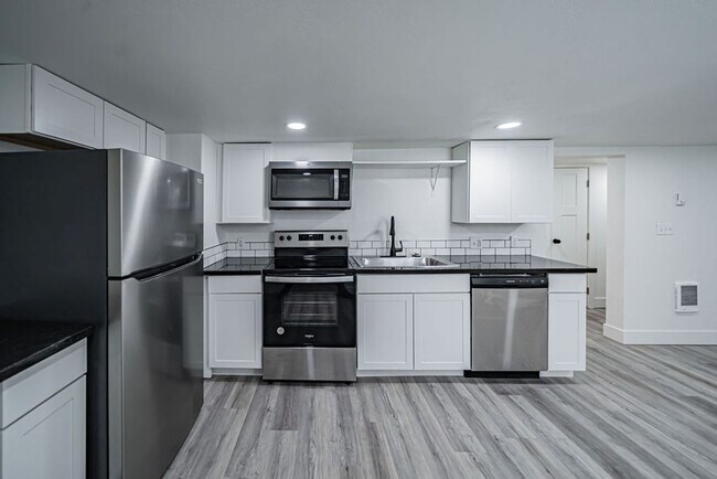 Foto del edificio - Lower unit renovated property near ISU.