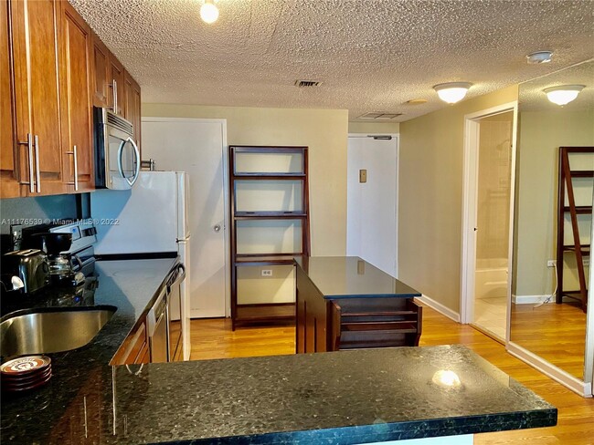 Building Photo - 801 Brickell Bay Dr