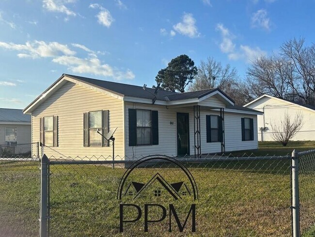 Building Photo - 901 Everitt St