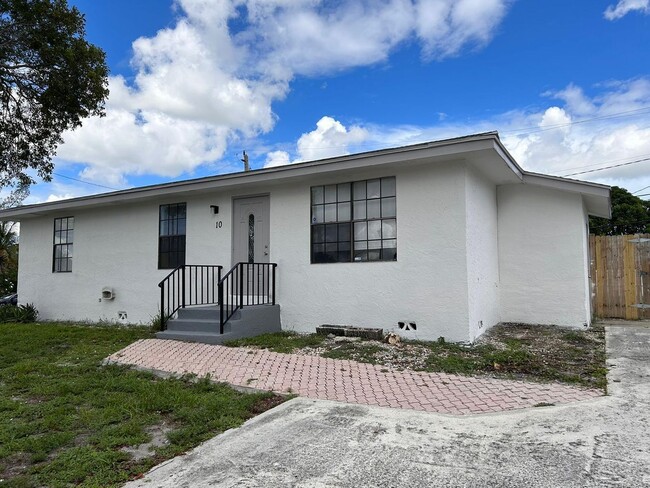 Building Photo - 10 E Gateway Blvd