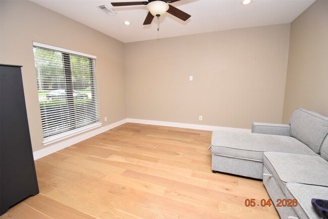 Building Photo - 421 Creekside Dr