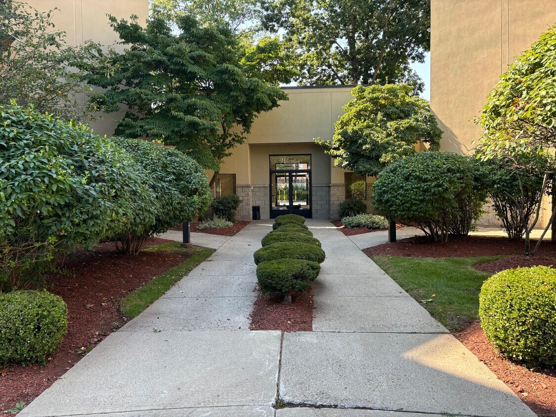 Primary Photo - 1204 Whitney Ave