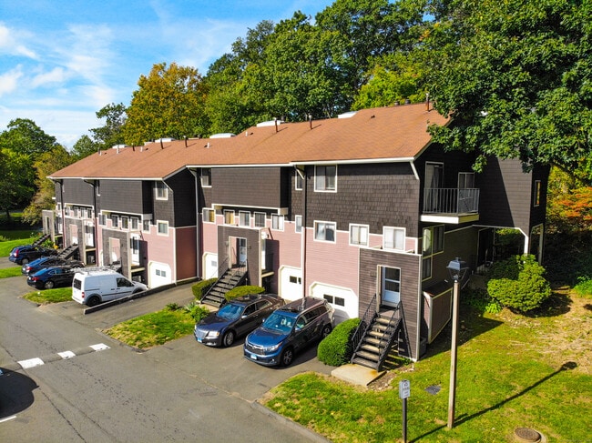 Building Photo - 2 Stonegate Cir
