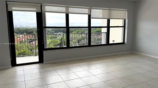 Foto del edificio - 3200 Port Royale Dr N