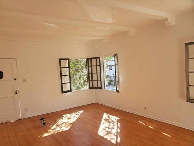 Foto del edificio - 632 N Windsor Blvd