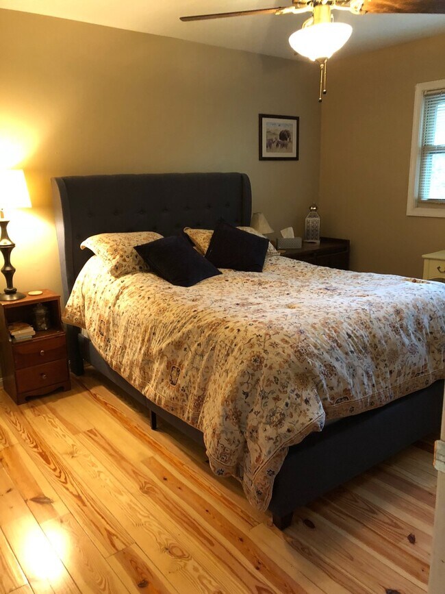 Foto del edificio - Two  Bedroom One and half bath Townhome av...