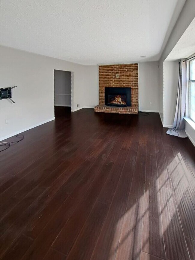 Two Story SFH with Large Back Yard, 1Car House Rental in Waldorf